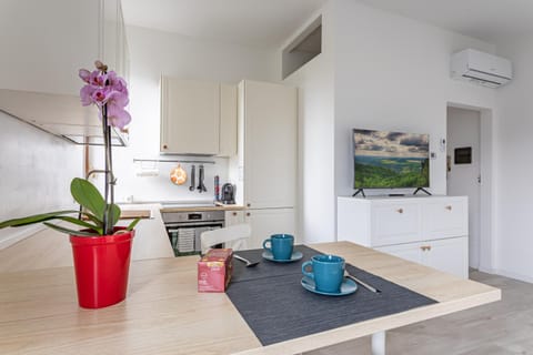 Coffee/tea facilities, Kitchen or kitchenette, Dining area, air conditioner