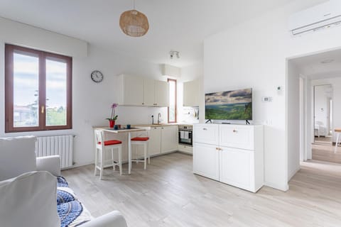 TV and multimedia, Kitchen or kitchenette, Living room, Seating area, Dining area