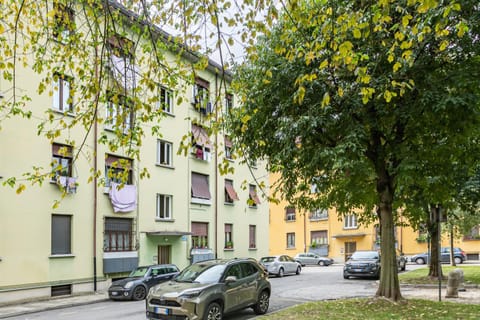 Property building, Day, Neighbourhood, Street view, Parking