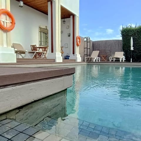 Swimming pool, sunbed