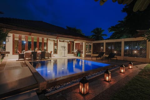 Night, Swimming pool, sunbed