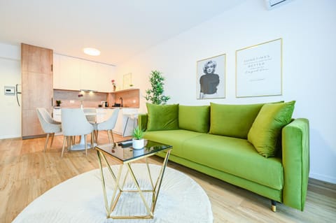 Kitchen or kitchenette, Living room, Seating area, Dining area