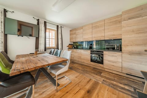 Kitchen or kitchenette, Seating area