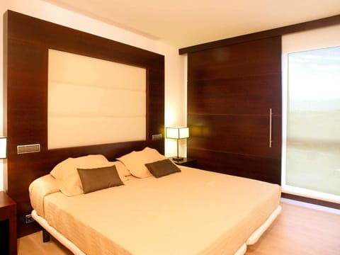 Bed, Photo of the whole room, Decorative detail, Bedroom