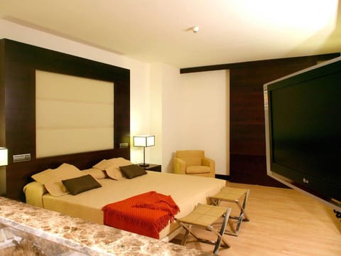 Bed, Photo of the whole room, Decorative detail, Bedroom