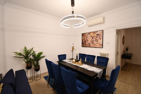 Seating area, Dining area, air conditioner