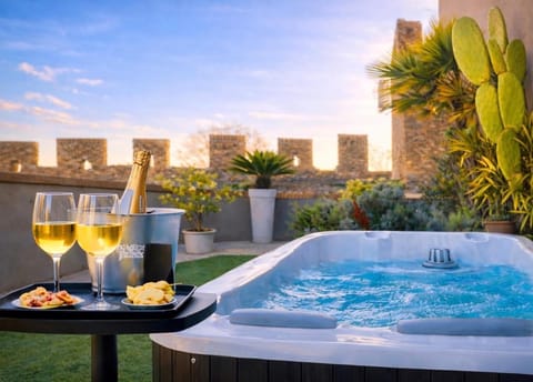 Property building, Day, Natural landscape, Hot Tub, Hot Tub, Drinks