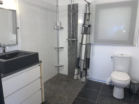 Villa en bois VUE MER avec jardin clos, WIFI, à 500m plage à l'Ile Grande en PLEUMEUR-BODOU REF-269 Villa in Brittany