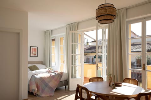 Bed, Living room, Photo of the whole room, Seating area, Dining area, Bedroom
