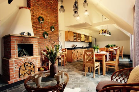 Communal lounge/ TV room, Kitchen or kitchenette, Living room, Seating area, Dining area, Communal kitchen, flat iron, pet friendly