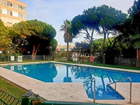 Precioso estudio con piscina a 200m del mar Apartment in Sitio de Calahonda