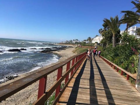 Precioso estudio con piscina a 200m del mar Apartment in Sitio de Calahonda