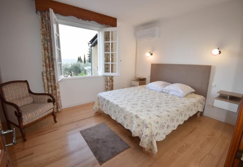 Bed, Photo of the whole room, Bedroom, internet, air conditioner