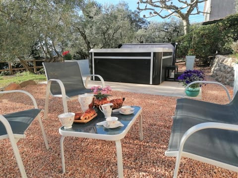 Spring, Day, Garden, Hot Tub, Hot Tub, Spa and wellness centre/facilities, Spa and wellness centre/facilities, Dining area, Garden view, Garden view