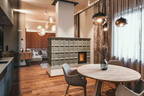 Kitchen or kitchenette, Living room, Seating area, Dining area