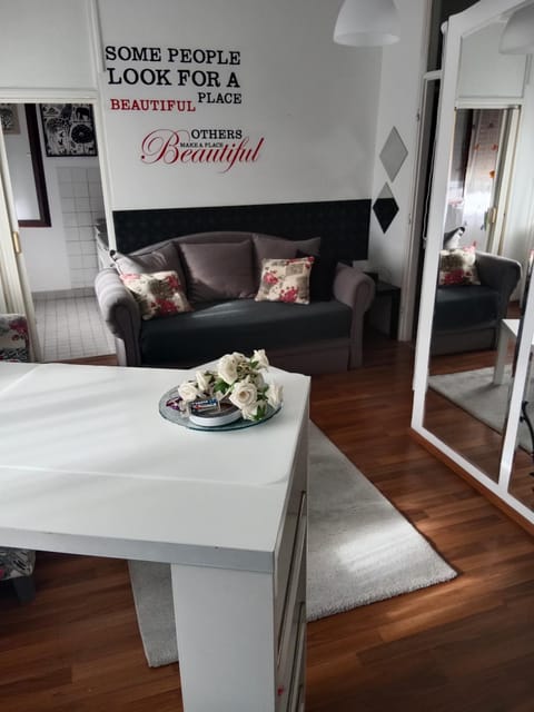 Living room, Food and drinks, Seating area, Dining area, Food