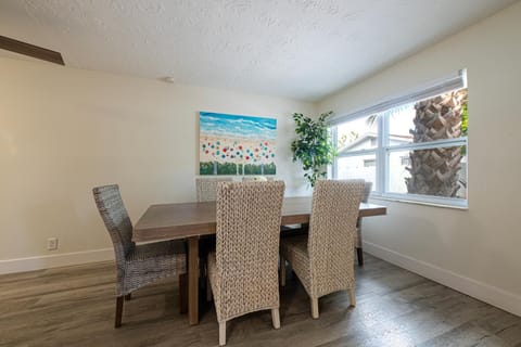 2bd 2ba Sunview 1 2Mins to BeachPool Apartment in Indian Rocks Beach