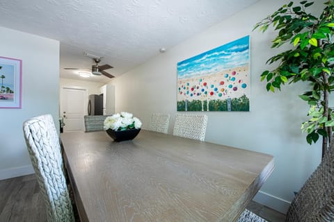 2bd 2ba Sunview 1 2Mins to BeachPool Apartment in Indian Rocks Beach