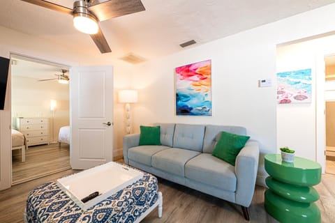 2bd 2ba Sunview 1 2Mins to BeachPool Apartment in Indian Rocks Beach