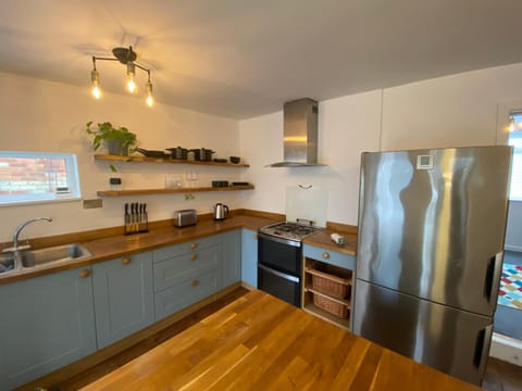 Kitchen or kitchenette, dishwasher, stove