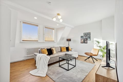 TV and multimedia, Living room, Seating area, Evening entertainment
