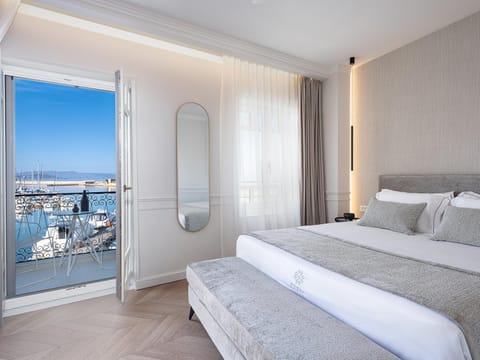 Bed, Seating area, Sea view