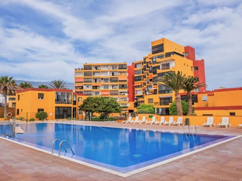 Property building, Swimming pool, sunbed