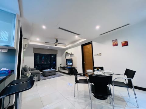 TV and multimedia, Living room, Seating area, Dining area, fireplace, air conditioner