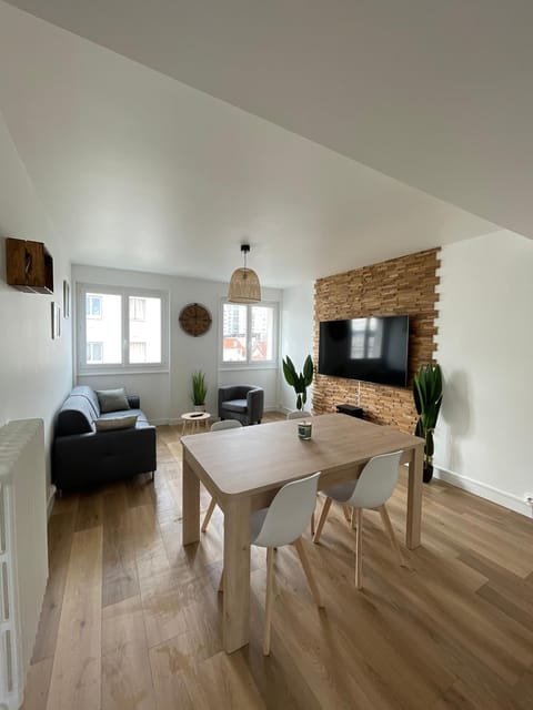 Communal lounge/ TV room, TV and multimedia, Living room, Dining area