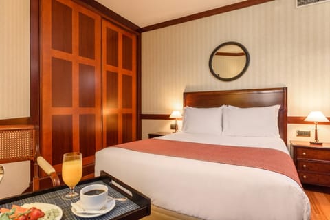 Bed, Photo of the whole room, Decorative detail, Bedroom