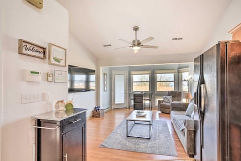 Quaint Couples Escape Pool, Near Lake Erie! Apartment in Lake Erie