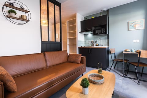 Kitchen or kitchenette, Living room, Dining area, minibar