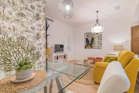 Communal lounge/ TV room, TV and multimedia, Living room, Seating area, Dining area