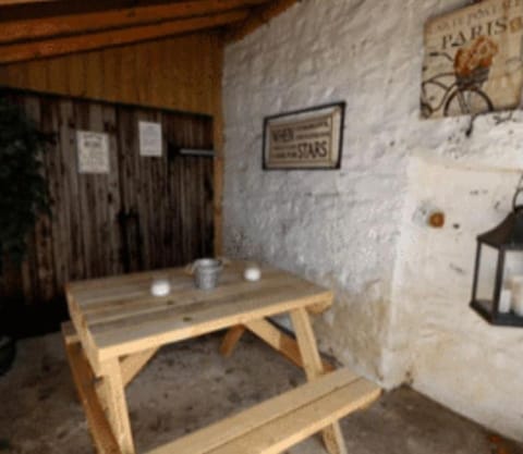 Cosy Cottage Real Fire Nearby Pub Garden Parking House in England