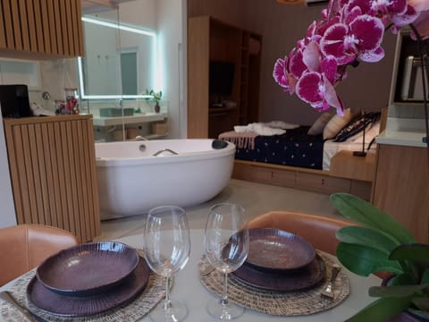 Bed, Hot Tub, Bathroom, Decorative detail, Seating area