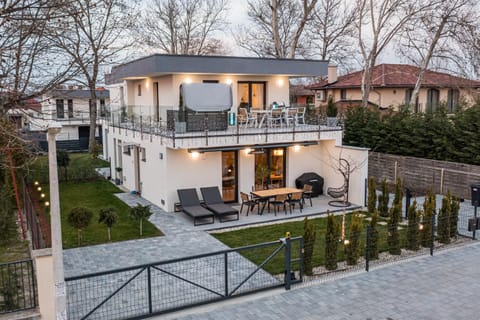 Property building, Patio, Spring, Garden, View (from property/room), Balcony/Terrace, Living room, Dining area, Garden view
