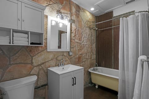 Milk Bath Springs Cottage House in Dripping Springs