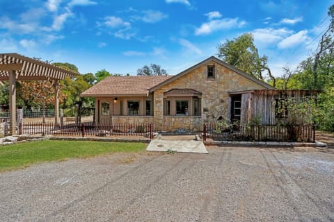 Milk Bath Springs Cottage House in Dripping Springs