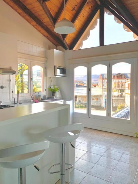 Kitchen or kitchenette, minibar