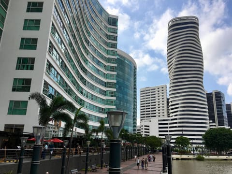 Property building, Restaurant/places to eat, Facade/entrance, Balcony/Terrace