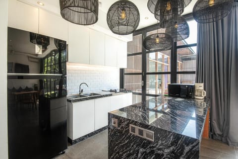 New 5BR Villa, Enclosed Lounge, Canggu Oasis Villa in North Kuta