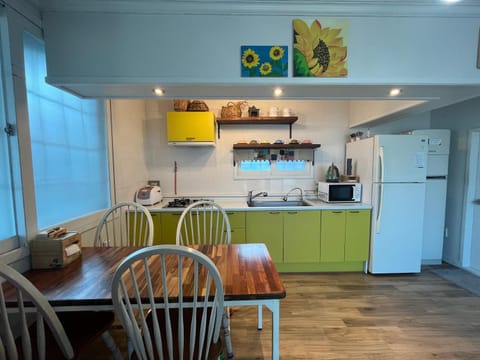 Kitchen or kitchenette, Dining area, minibar
