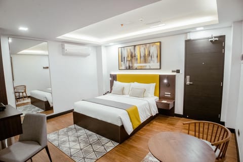 Shower, Bed, TV and multimedia, Coffee/tea facilities, Photo of the whole room, Bedroom, furniture, heating, locker, minibar, oven, safe, wardrobe, air conditioner