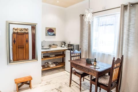 Kitchen or kitchenette, Seating area