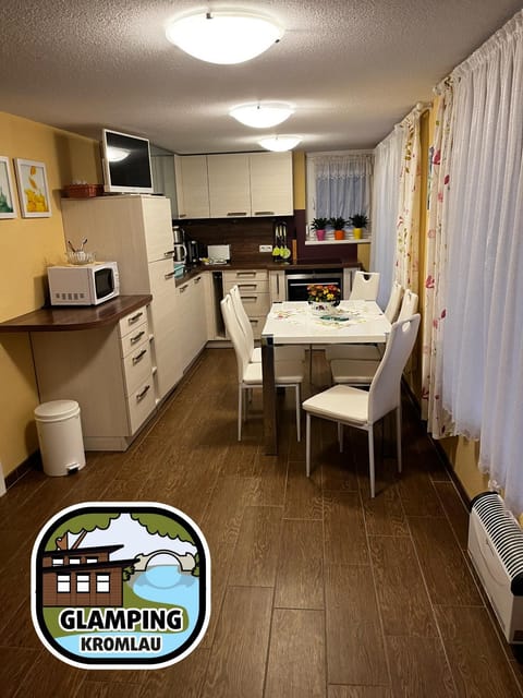 Kitchen or kitchenette, Dining area, minibar, pet friendly, stove, toaster