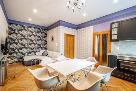 TV and multimedia, Kitchen or kitchenette, Living room, Seating area