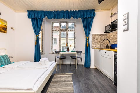 Bed, Kitchen or kitchenette, Dining area, Bedroom