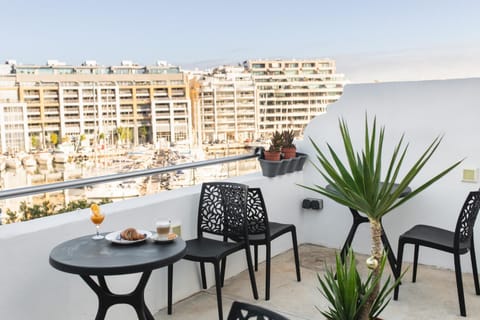 View (from property/room), Balcony/Terrace, Seating area, Dining area, Breakfast, Continental breakfast