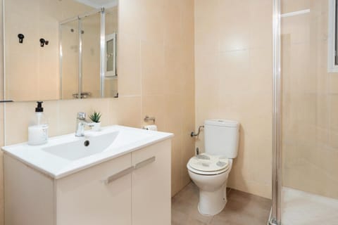 Habitaciones con baño compartido en bonito Apartamento en Badalona Vacation rental in Badalona