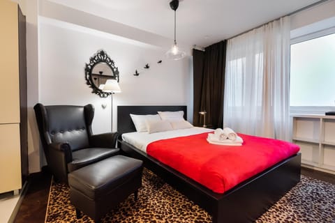 Bed, Living room, Photo of the whole room, Seating area, Bedroom, towels